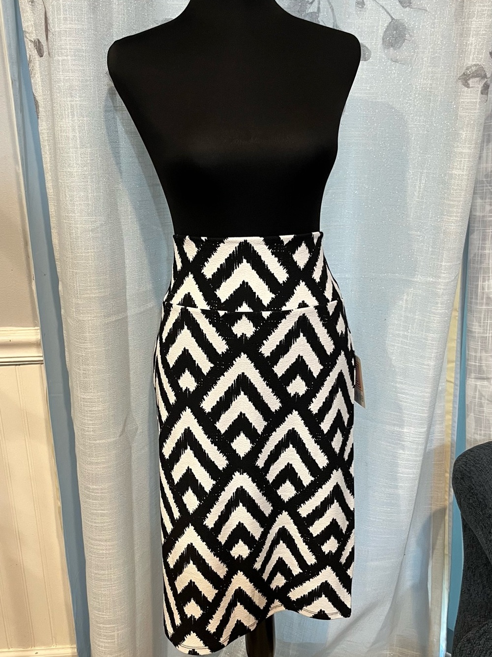 🌷LuLaRoe NWT Medium Black White Geometric Stretch Pencil Skirt